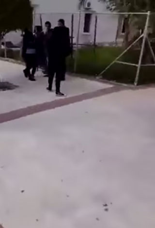 معركة بين فتاتين في إحدى المدارس ... بسبب شاب!