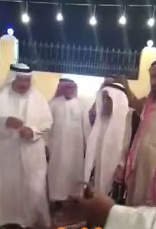 مسن سعودي عمره 100 عام يتزوج ويحتفل بزفافه بالفيديو
