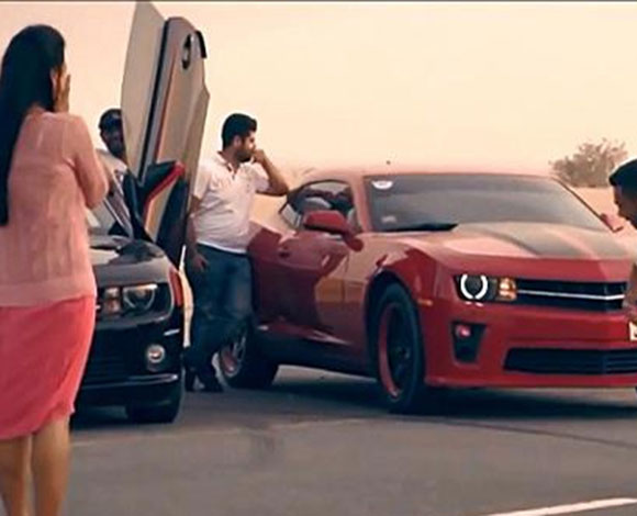بالفيديو: شاب في دبي يطلب الزواج من حبيبته عبر سيارات شيفروليه كامارو