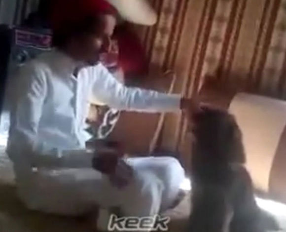 شاهد بالفيديو سعودي يكلم كلب الانكليزية بطريقة مضحكة