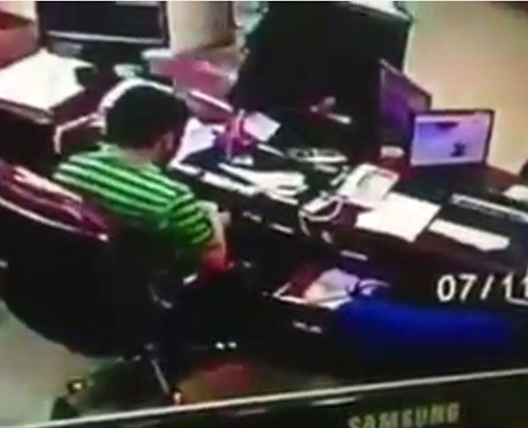 3 نساء يمارسن السحر لسرقة مكتب سفر في الرياض ... شاهد الفيديو