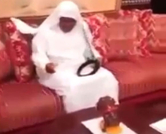 لعبة تخيف سعودي بطريقة مضحكة جدا شاهد الفيديو