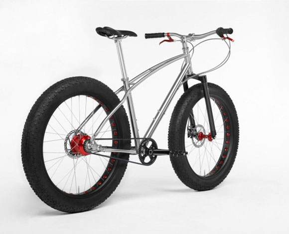 درّاجة مزوّدة بهيكل تيتانيوم وإطارات سميكة للسير في الجليد