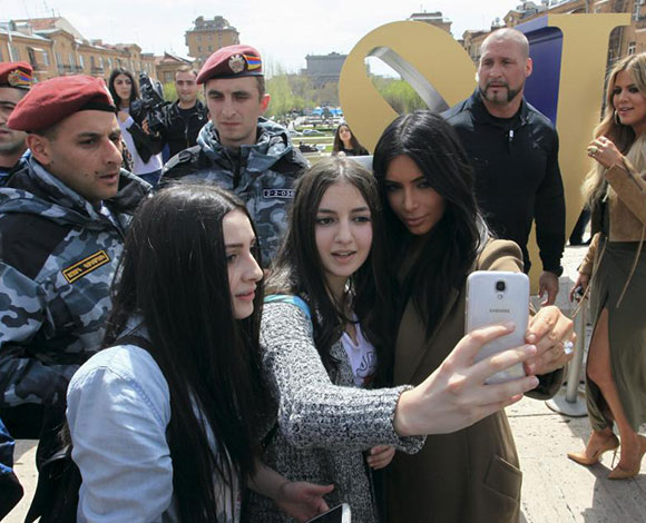 كيم كارديشيان تتألق وتستقبل استقبال الرؤساء في أرمينيا... بالصور