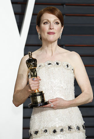 تعرف الى 10 نجمات ما يزلن يحتفظن بجمالهن رغم تجاوز الـ 50