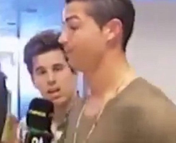 رونالدو يواصل مقاطعته الاعلام ولكنه يهديه مشروبات غازية