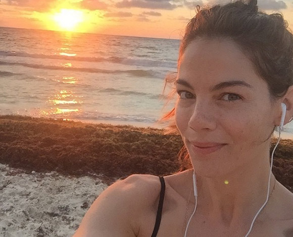 نجمات تتباهين على الإنترنت بإطلالاتهن المثيرة بدون ماكياج