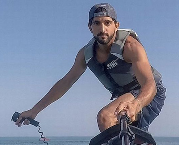 ولي عهد دبي يطلق هاشتاغ "My Dubai" من أعماق مياه دبي... بالصور