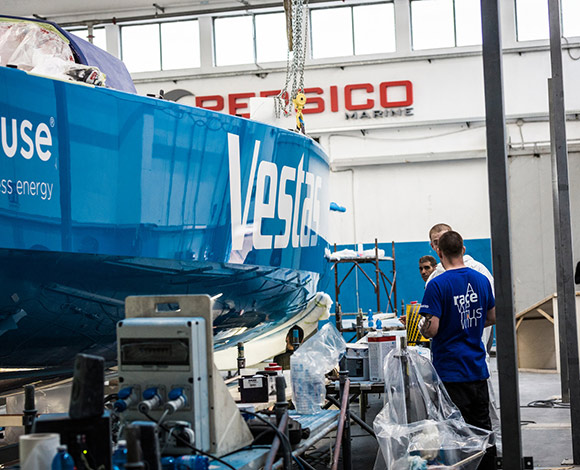 فريق فيستاس يعود "بأعجوبة" للانضمام إلى سباق فولفو للمحيطات في وقت قياسي