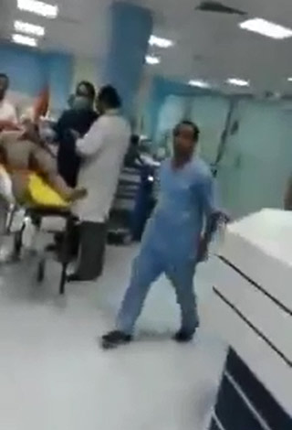 بالفيديو- فضيحة داخل إحدى المستشفيات السعودية ... رجل يصرخ والطبيب يهرب