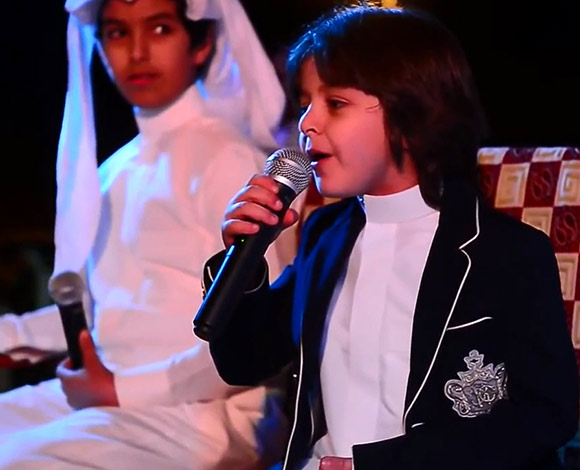 بالفيديو ... طفل سعودي يفجئ الحضور ... فماذا فعل؟