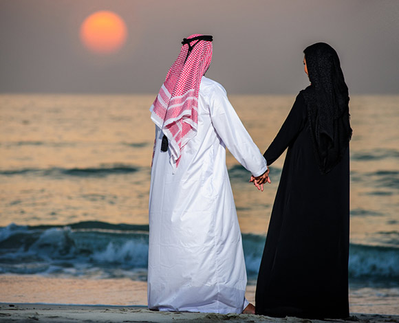 بالفيديو:سعودي يقدم لزوجته "شيك" بقيمة 100 ألف ريال بعد زواجه بأخرى