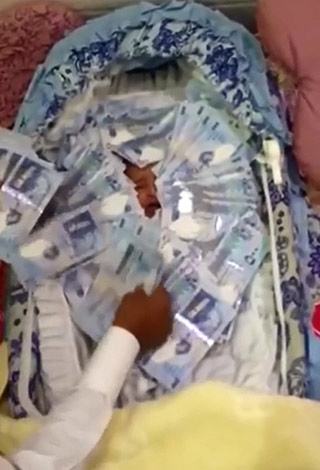 بالفيديو: خليجي يغرق طفلا رضيعاً بالأموال