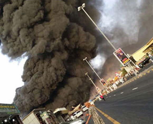 بالفيديو .. حريق كبير في الفجيرة دمر 13 محلا تجاريا