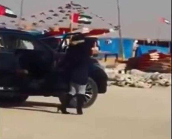 بالفيديو: فتاة خليجية ترقص في منتصف الطريق العام