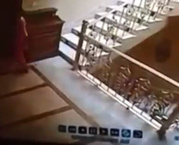 بالفيديو- خادمة تحاول قتل صاحبة المنزل في السعودية