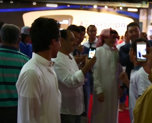 بالفيديو : "الوليد بن طلال" يلتقط صوراً سيلفي مع معجبيه