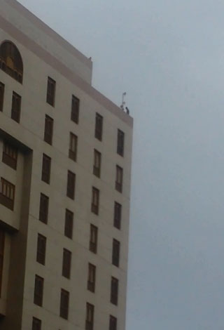 بالفيديو- سعودي يحاول الانتحار من فوق فندق مجاور للمسجد النبوي