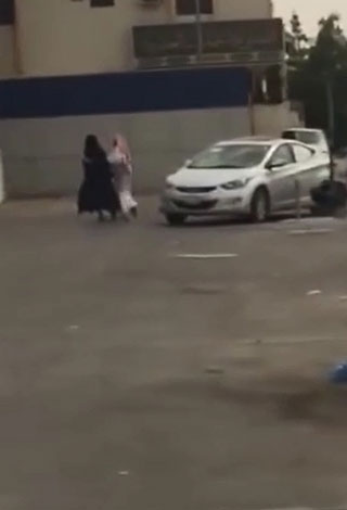 بالفيديو- سعودي يجبر فتاة على ركوب سيارته