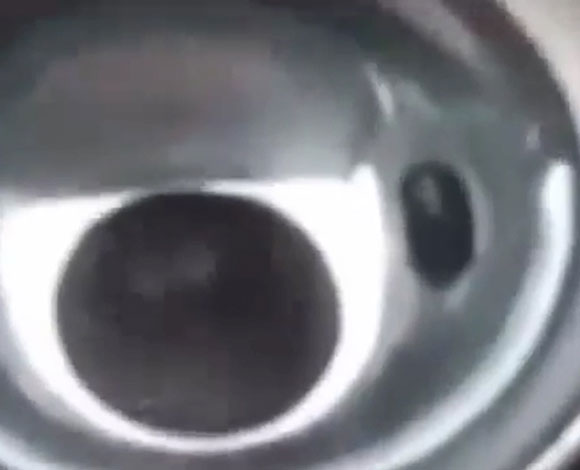 بالفيديو- غليان الوقود في سيارة رجل سعودي