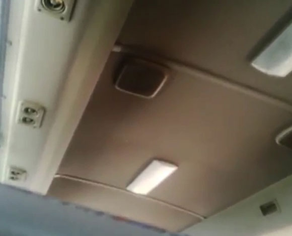 بالفيديو .. موظف سعودي يطرد فتاة كشفت وجهها