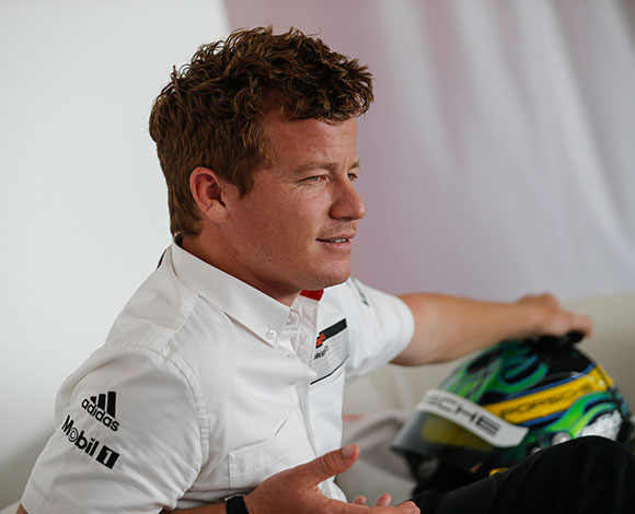 باتريك لونغ سائق بورشه لومان يقدم نصائحه للسائقين الإماراتيين