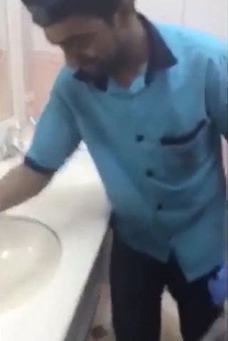 بالفيديو- إغلاق مطعم "تقاطيع دورة المياه" في مكة