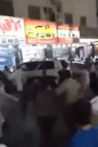 بالفيديو- مضاربة جماعية بالسكاكين في الرياض
