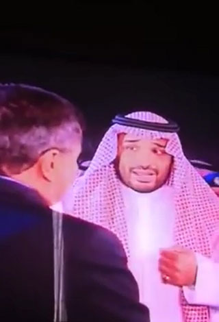 بالفيديو- ولي ولي العهد يؤدي صلاة الميت على الفريق الشعلان