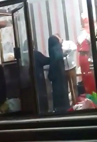 بالفيديو: فضيحة في السعودية ... خياط نسائي يأخذ قياسات زبونة سعودية