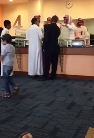 بالفيديو: عراك داخل مستشفى المملكة بين موظف ومراجع