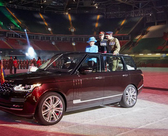 ملكة بريطانيا تسحر الناظرين بسيارتها الجديدة
