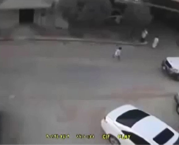 فيديو: طفل سعودي ينجو من الدهس بأعجوبة