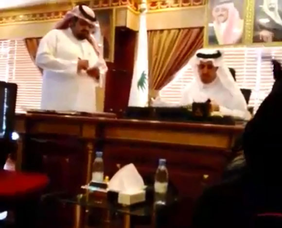 بالفيديو.. طرد سعودية من "صحة نجران" بعد "تطاولها" على مكتب المدير