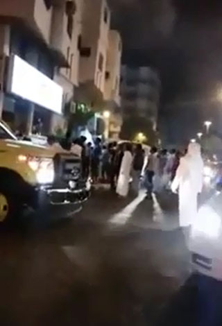 بالفيديو: سعودية تلقي بنفسها وبأطفالها من شرفة المنزل؟