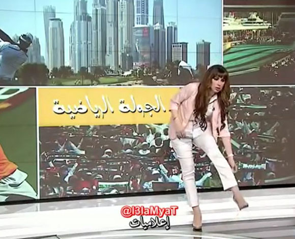 بالفيديو: مذيعة قناة دبي تتعرض للحرج على الهواء