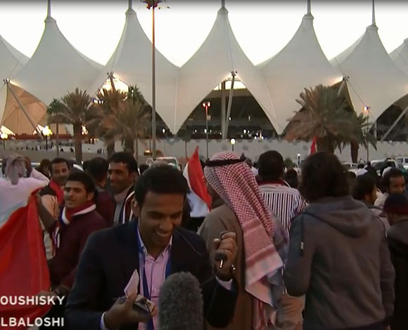 بالفيديو... مذيع إماراتي يتعرض لموقف محرج على الهواء