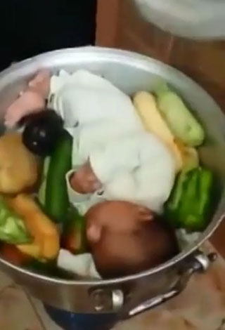 بالفيديو- سعودي يقوم بطهو طفله الرضيع