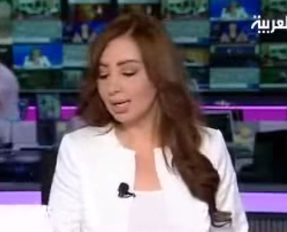 بالفيديو- تعرض مذيعة لموقف محرج على الهواء
