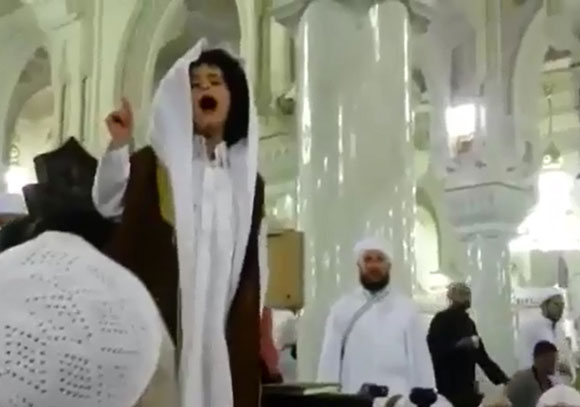 بالفيديو.. طفل سعودي يفاجئ مصلين في المسجد الحرام