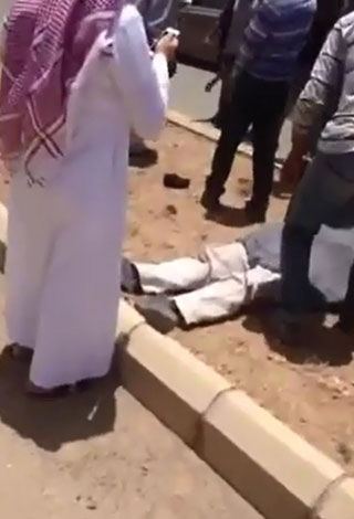 بالفيديو- شجار وتضارب بالأيدي في السعودية