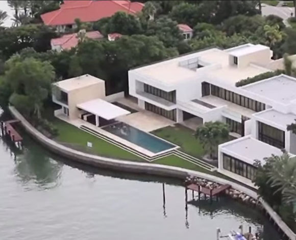 كيف ينفق النجم أليكس رودريغيز ثروته الضخمة؟