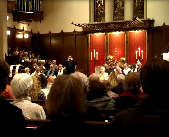 بالفيديو:  كويتي يؤذن داخل كنيسة