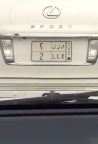 بالفيديو: مواطن يوثق فضيحة عند إحدى الإشارات