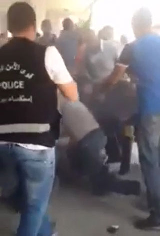 بالفيديو- شاب يحرق نفسه محاولاً الانتحار