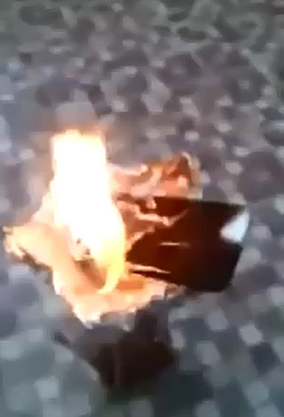 بالفيديو: سعودي يحرق جهاز أيفون 6