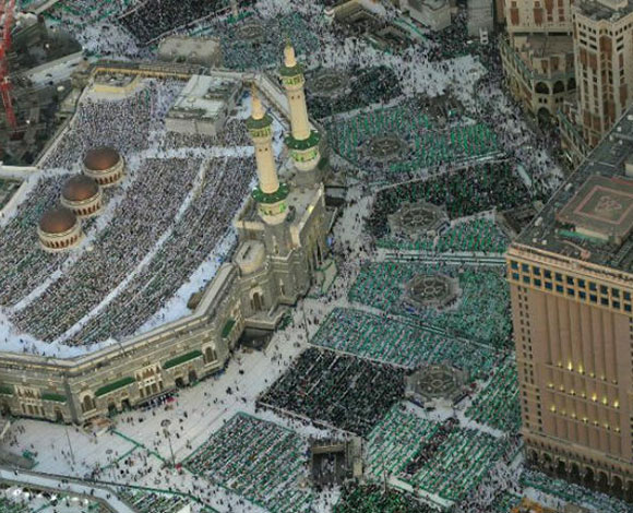 عدسات العالم ترصد جموع المعتمرين أثناء إحياء ليلة القدر