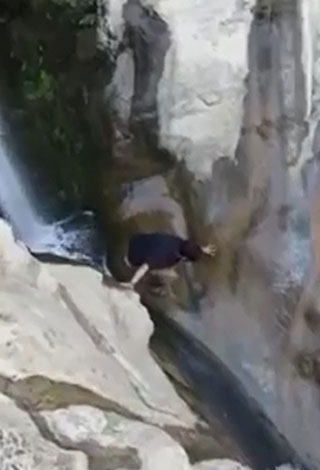 بالفيديو: شاب سعودي يقع في شلالات جازان