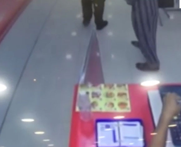 فيديو: فضيحة في أحد المطاعم الشهيرة في السعودية