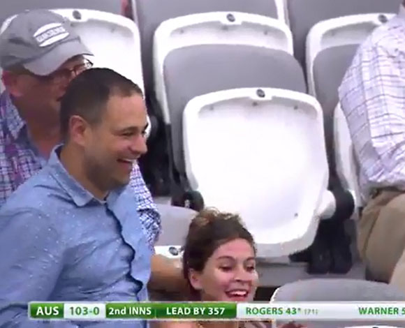 بالفيديو: لحظات محرجة لفتاة على الهواء